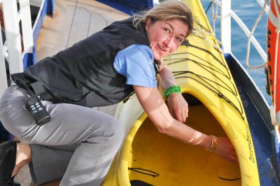 A Val, nossa guia de caiaques, prepara seu equipamento para nossa saída em Gold Harbour, na Geórgia do Sul